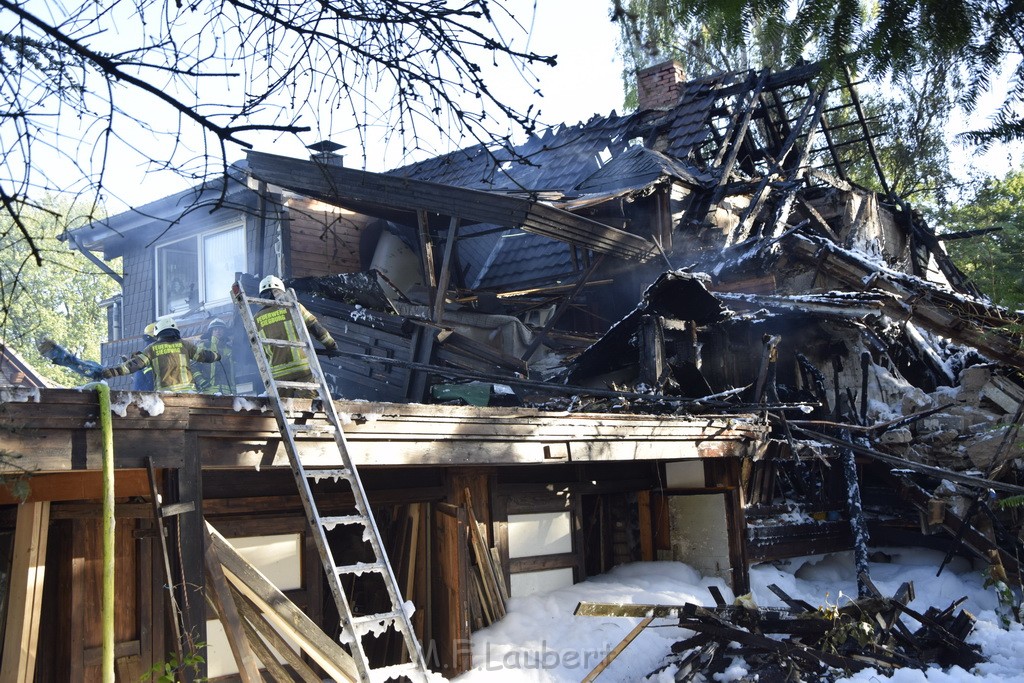 Grossfeuer Einfamilienhaus Siegburg Muehlengrabenstr P1219.JPG - Miklos Laubert